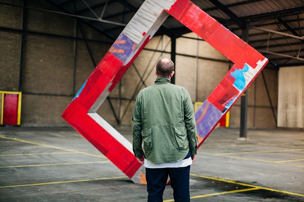 Mike Ballard bij de voorbereiding van de tentoonstelling Glashard. Post-graffiti in de Glasfabriek Schiedam